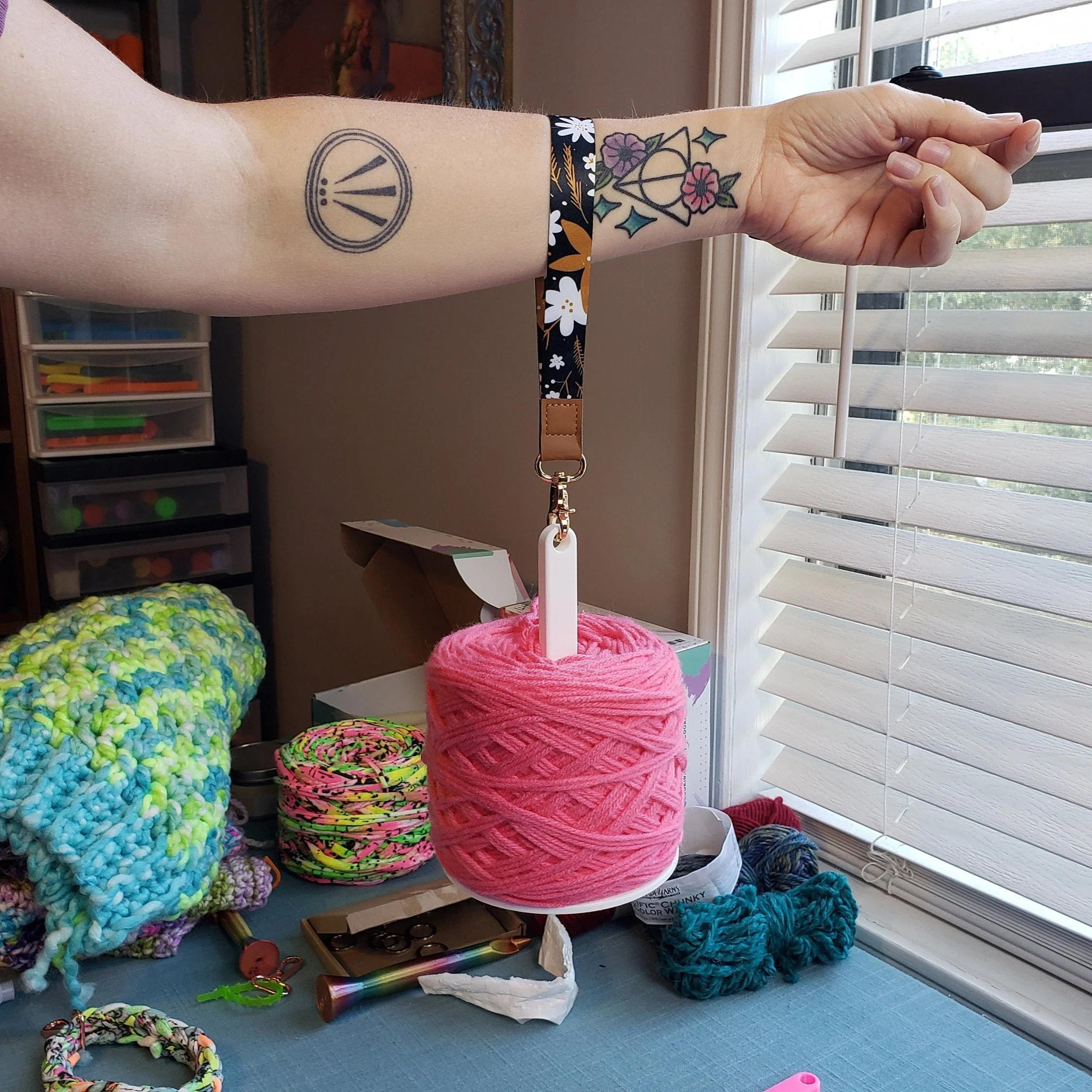 🔥💐Portable Wrist Yarn Holder, Travel Wrist Hanging Yarn Dispenser, Gift for Crocheter - Image 3