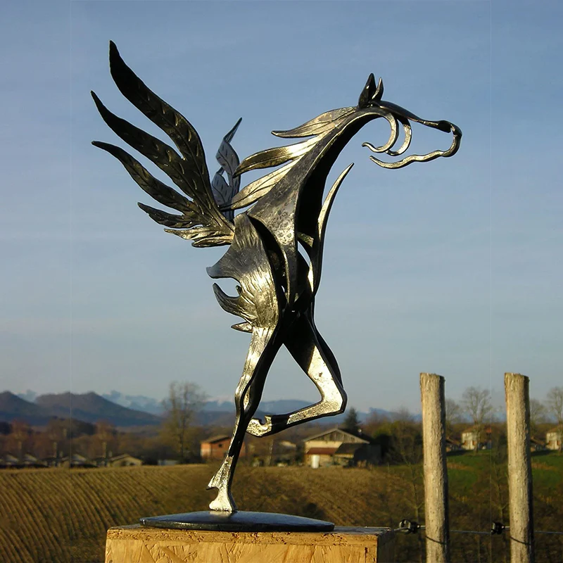 Kiss Horse Sculpture - Image 6